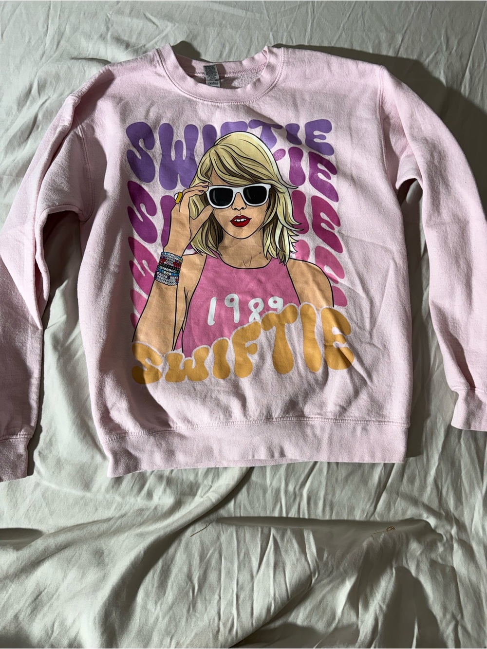 Gildan Light Pink '1989' Graphic Crewneck Sweatshirt